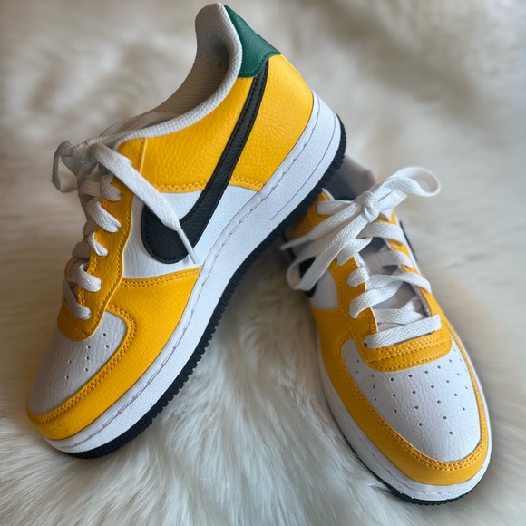 Nike Boy's Air Force 1 (Big Kid) University Gold/Black/Malachite 5Y Big Kid M - Picture 3 of 4